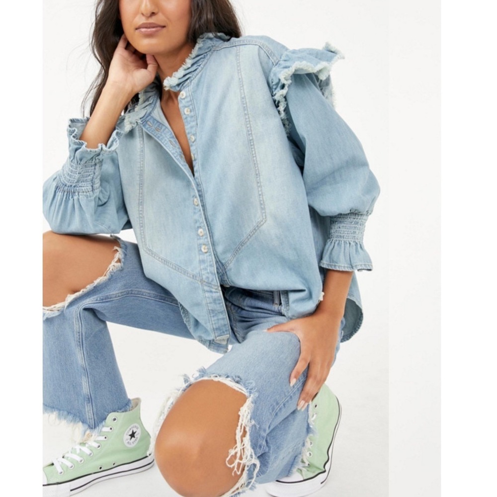 Free People We The Free‎ Ruffle Denim Top Light Wash Smocked Cuff XS